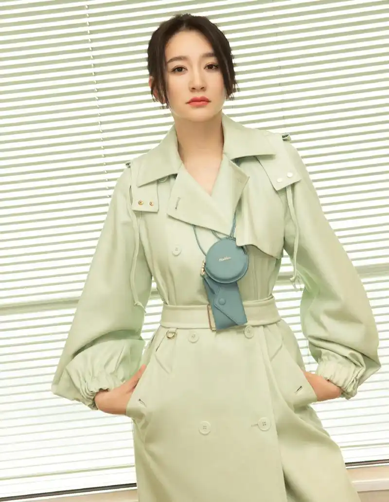 被李小冉的气质折服!穿白色上衣配粉色半身裙减龄洋气,高级优雅