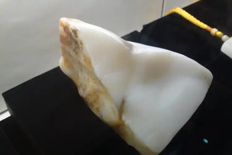 大家看看这块乳白色的石头值多少钱?