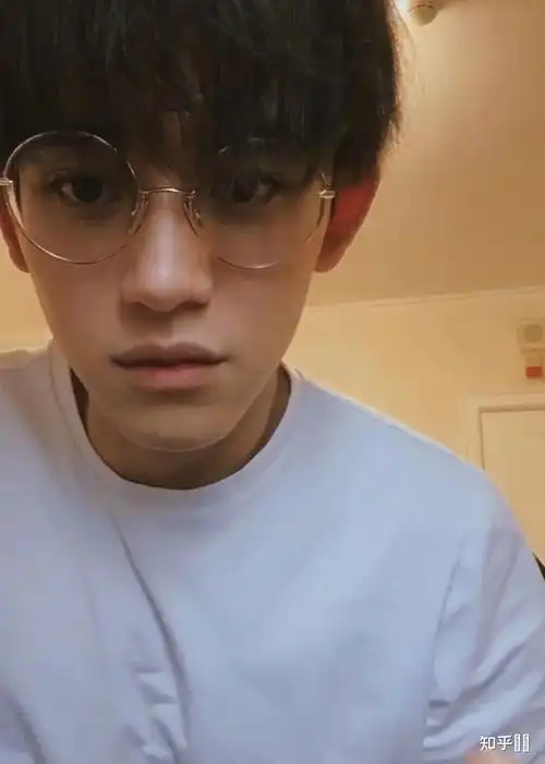 b站上有人说黄旭熙在跑男是素颜出镜是真的吗?