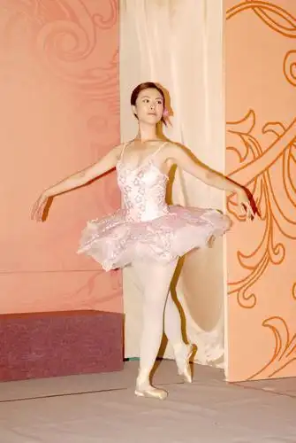 [7-31]组图:众港姐展才艺 跳芭蕾被疑走光露乳晕