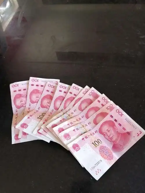 党员付富林为村里捐款1000元现金,张雁令为村里捐款1000元,奉献他们的