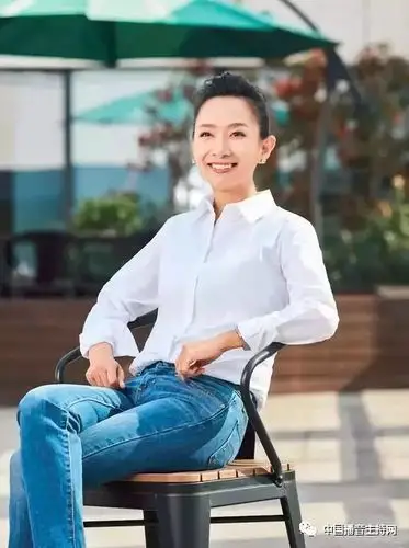 王芳晒主持人真实后台情况身高159要踩恨天高下台需两人搀扶