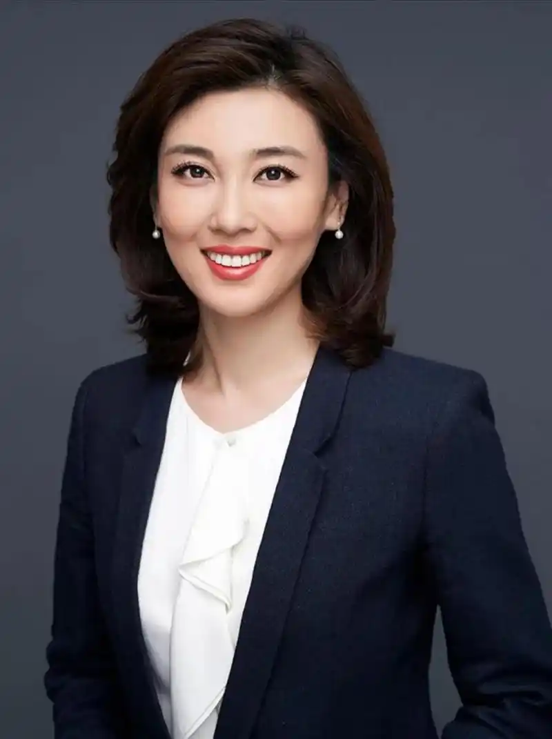 李红,出生于吉林省吉林市,毕业于吉林大学,2003年进入中央电视台,主持