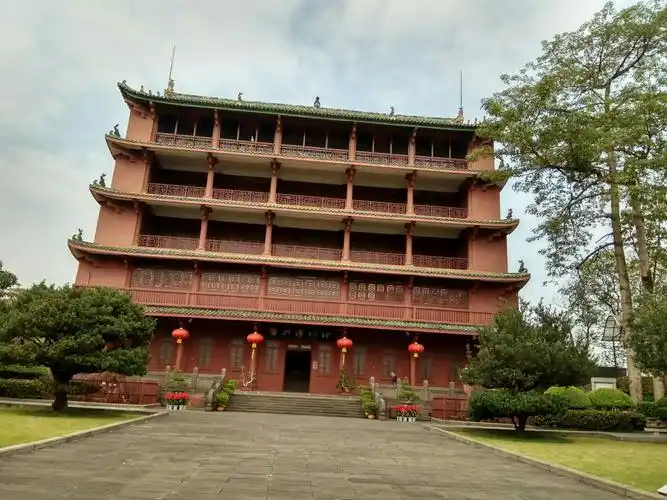 镇海楼:建于1380年,宽31米,深18米,高28米,五层,歇山顶,是北部制高点