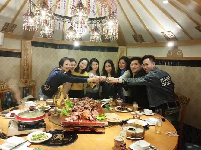 唱得很有气氛,还会有烤全人吃全人宴的图片美食团建烤全人吃全人宴