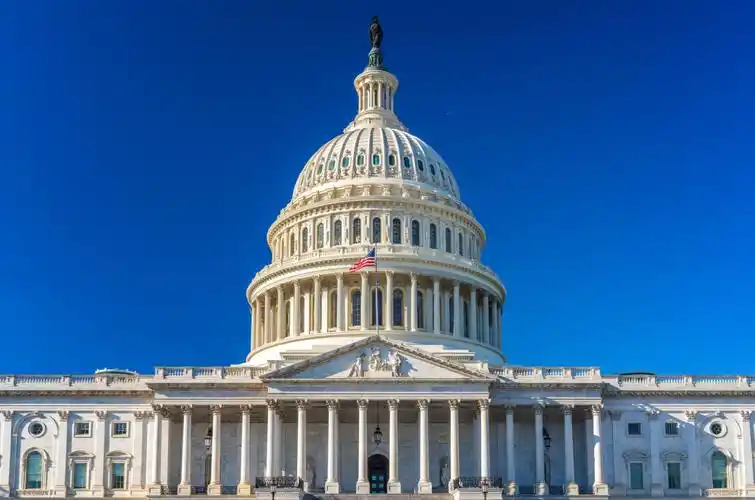 美国国会大厦在美国,要求禁止议员炒股的呼声经常出现,最近一次授在