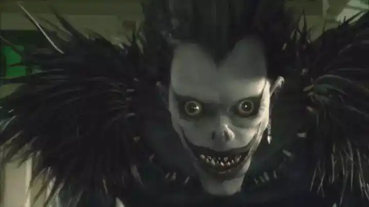 去年扮成无脸男的那个小朋友今年换了新造型