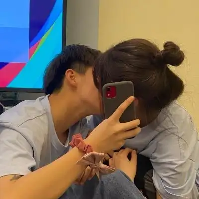 特别亲密的情头真人希望下次恋爱是从一束花和正式告白开始的