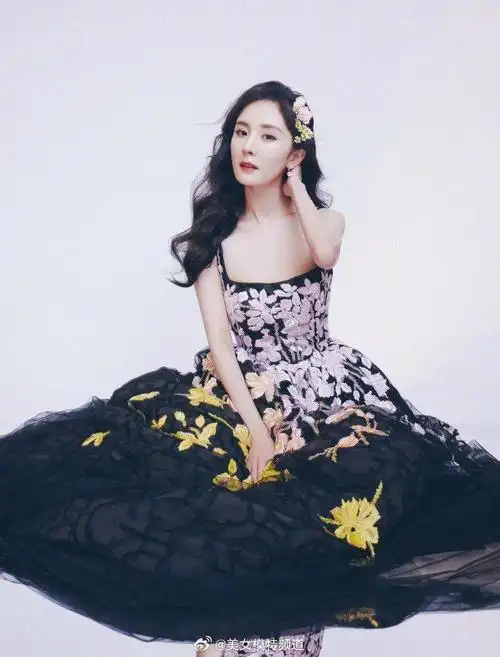 杨幂一袭鲜花礼服温婉明艳鬓边花饰点缀精致可人