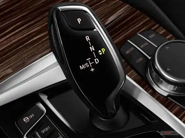 宝马电子档杆演变史,拨片档杆开始取代"大鸡腿"档杆了?