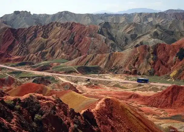 甘肃张掖:艳丽七彩丹霞