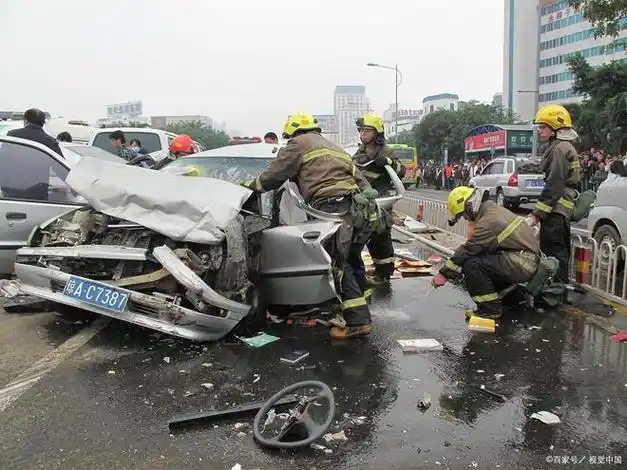 造成2死7伤,事发现场一片狼藉|车祸|轿车|新泰市|山东省|酒后驾驶