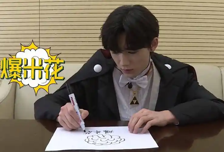 原创宋亚轩出镜画画拔掉笔盖后谁注意他咋拿着的学霸本性都暴露了