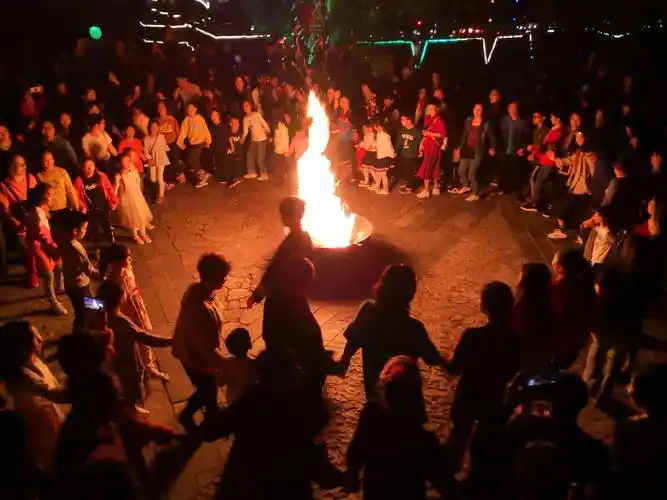 风情万种的壮族姑娘跳起了篝火舞蹈