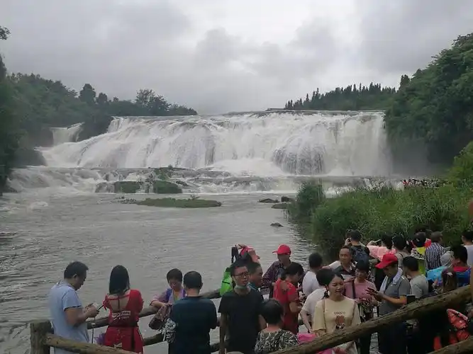 以下为86版西游记片尾瀑布一一陡坡塘瀑布.