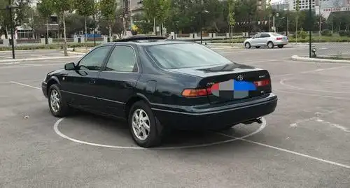 18年车龄的老丰田,20万公里还能开,车主说想当年也是豪车!