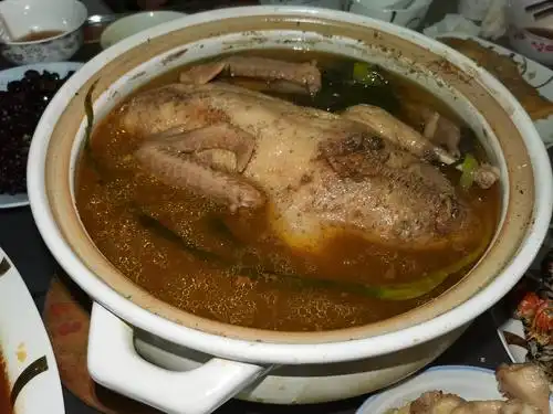 嘉兴特色菜——八宝鸭.哇!端上来,香气扑鼻.这鸭,可是"肚里有货"哦!