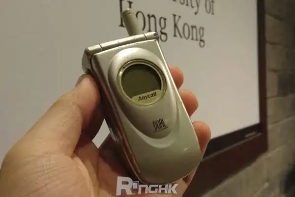 2001 年左右推出的 samsung a288,首创双萤幕设计,上市时的轰动我仍然