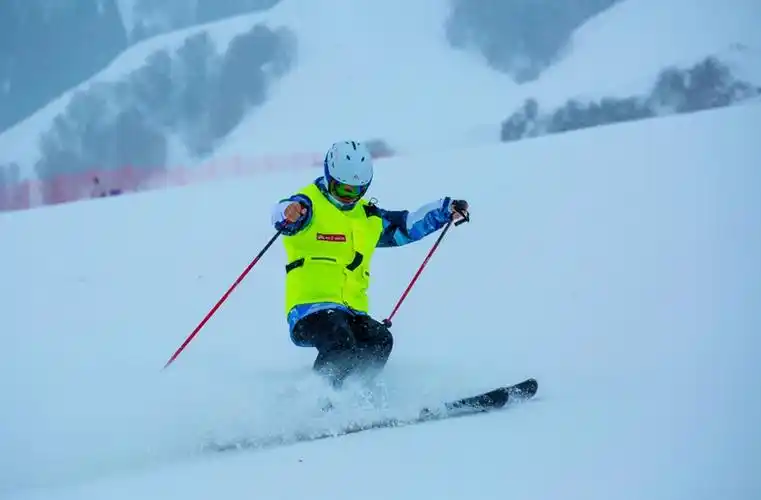 冰雪运动火热滑雪场盘活冬季旅游
