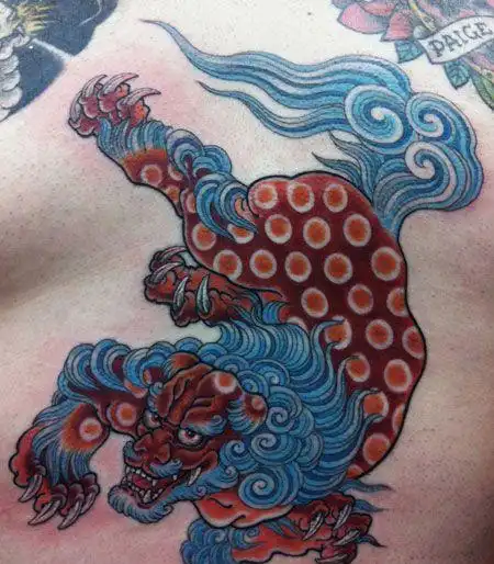 腹部彩色唐狮纹身图案