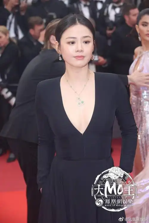 马思纯戛纳红毯照(新增修图,身材全靠捏)