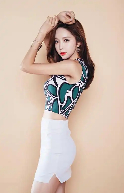 长腿美女短裙蛮腰性感美腿写真图片