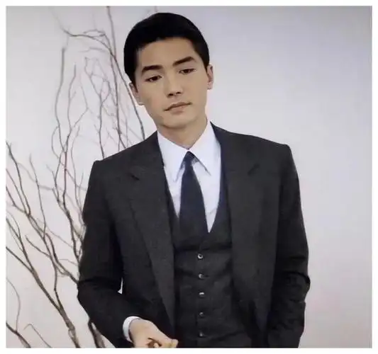 亚洲第一美男尊龙无父无母童年坎坷晚年无妻无子凄凉一生