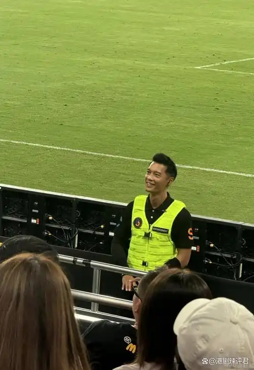 "照片一出,立刻引发网友热议:"是之前和朱智贤偷情的那个?