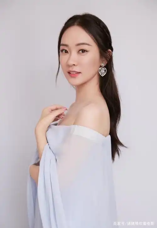 霍思燕还是保持着少女的样貌,美丽耀眼