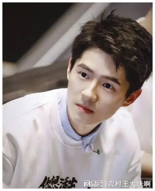 刘昊然举手投足间极尽风采充满青春活力