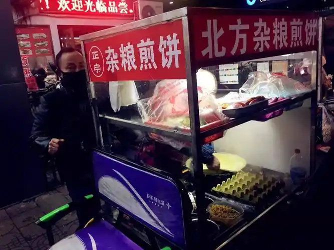 杂粮煎饼北方杂粮煎饼软软qq的糯米外皮,里面裹的是芝麻糖芯,手工捏成