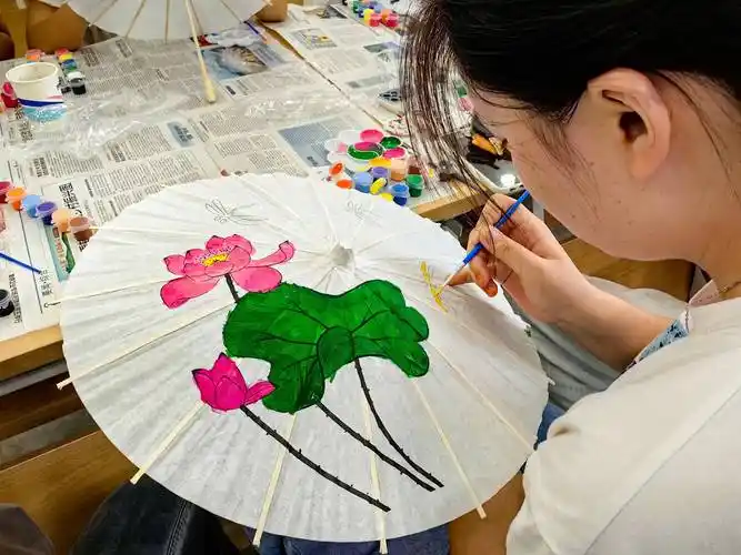 荥阳市金寨回族乡开展"绘伞传承 文化留韵"非遗油纸伞diy活动