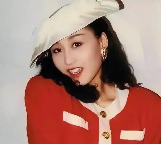 李连杰带妻女出游,62岁利智留短发戴老花镜,暴瘦,网友:像男人_女儿