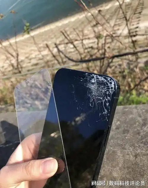 钢化膜太结实也是一种错果粉iphone12摔了结果屏幕碎了膜完好