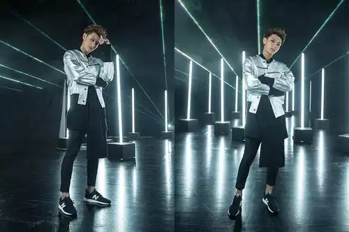 黄子韬生活中的随性不拘一袭层次感分明的黑色行装▼随性但依旧耀眼的