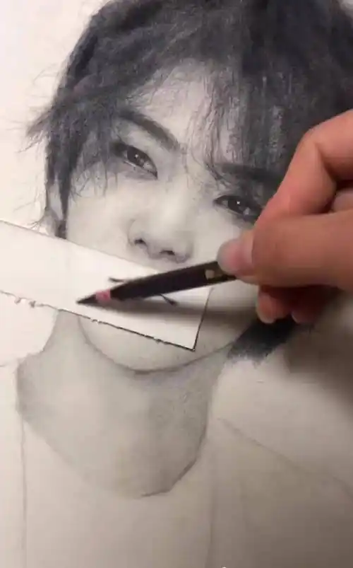 画好华晨宇的素描还挺不容易的,尤其是眼神吧,像有星星一样的,特别的