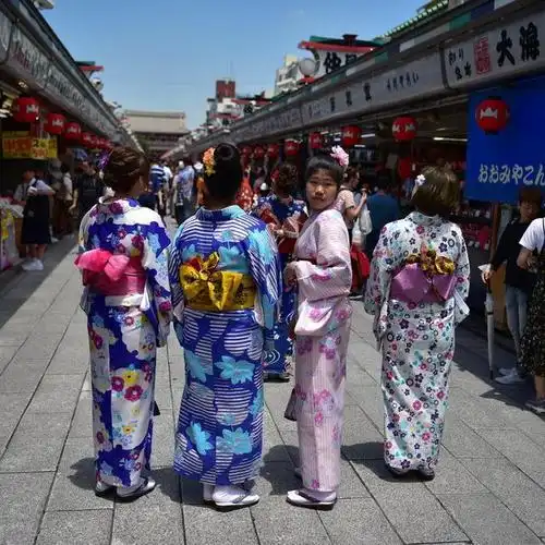 和服是日本的民族服饰,也是重要场合必穿的服装,像毕业,赏樱花等.
