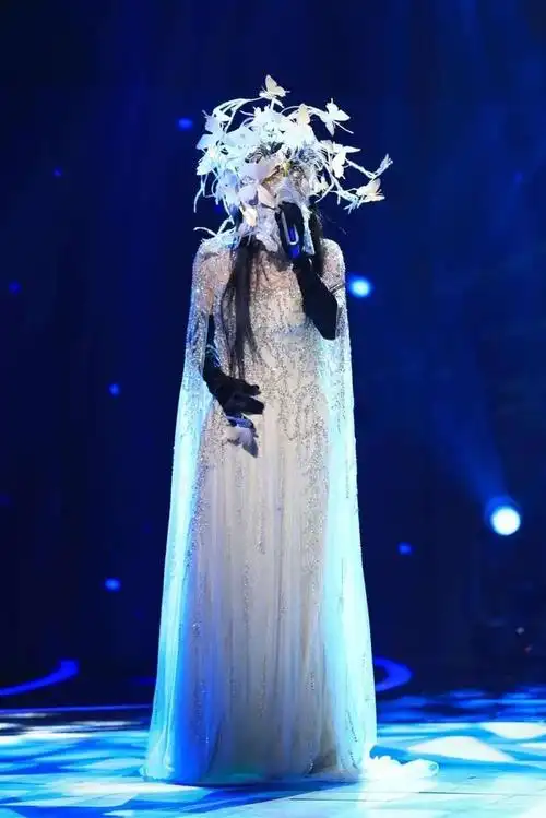 《蒙面唱将》节目中的周深