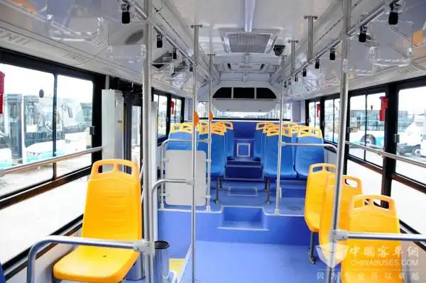 另外,车辆的座椅内饰也进行了优化布局,在保证座位数的前提下实现了