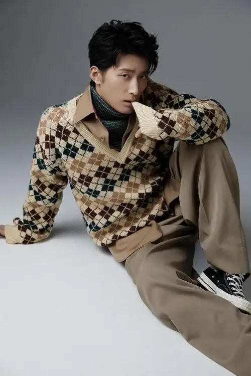 窦骁圣诞风写真