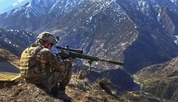 狙击手开枪前为何要退掉一发子弹别被神剧骗了这是在保命