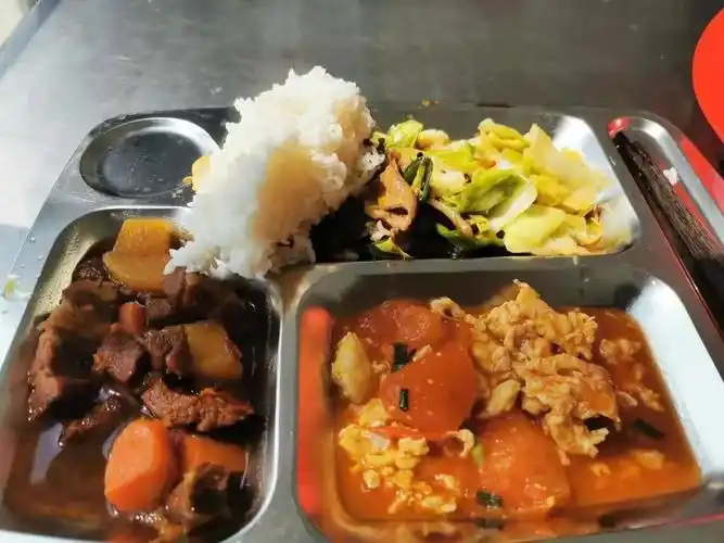 2,午餐作为一家电子厂,客观上来说,这样的早餐还算凑合,不能说非常的