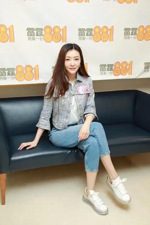 郭富城的前女友真的挺美熊黛林身穿休闲牛仔裤还是很优雅大气