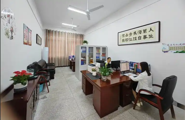 布置,彩绘等,巧手匠心打造了一个个主题突出,精致而舒适的"清廉办公室