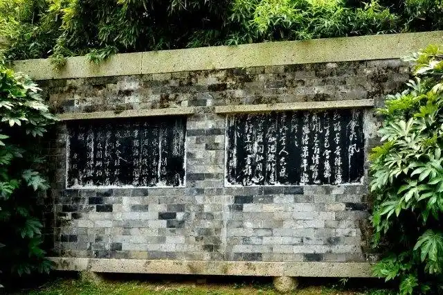 和南苑三大部分,有孤鹤亭,半壁亭,双桂堂,八咏楼,宋井,射圃,问梅槛