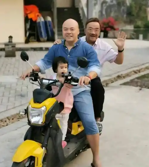 广东主持人卢俊宇的全家福,父母都已经先后离世,妻子不是广东人_卢海