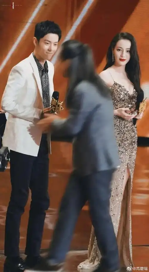 迪丽热巴肖战罕见合照,cp感十足,网友,当红顶流,请不起 ,微博之夜