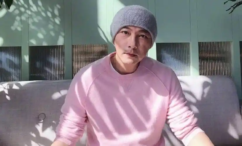 昔日和周星弛齐名,挤公车没人认出近况曝光_张卫健_周星驰_作品