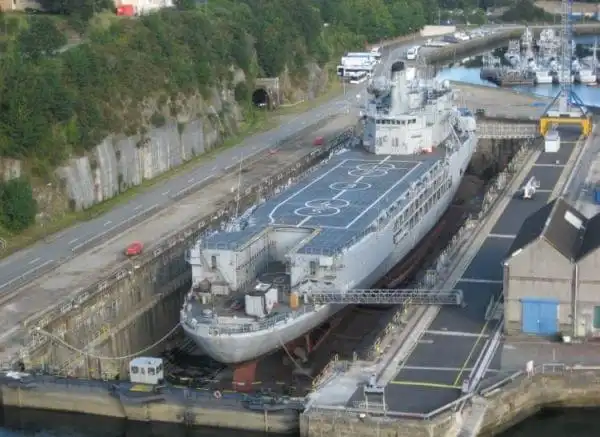 凋零的老兵待拆的圣女贞德号直升机巡洋舰