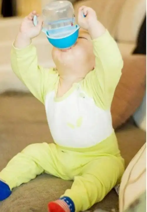 宝宝吃奶姿势会展现性格,不同性格宝宝吃奶状态不同,你家是哪种|喝奶